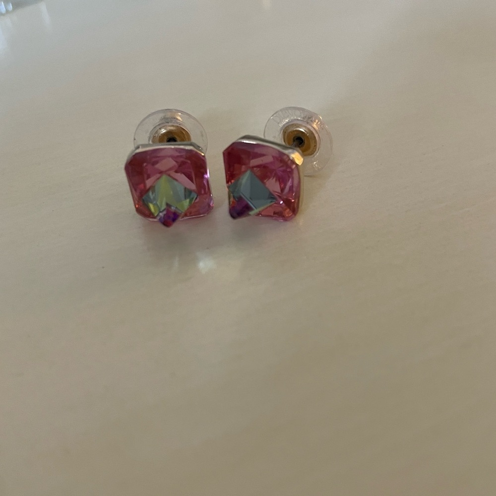 Swarovski Ortyx stud earrings Pyramid cut, Pink, Gold-tone plated